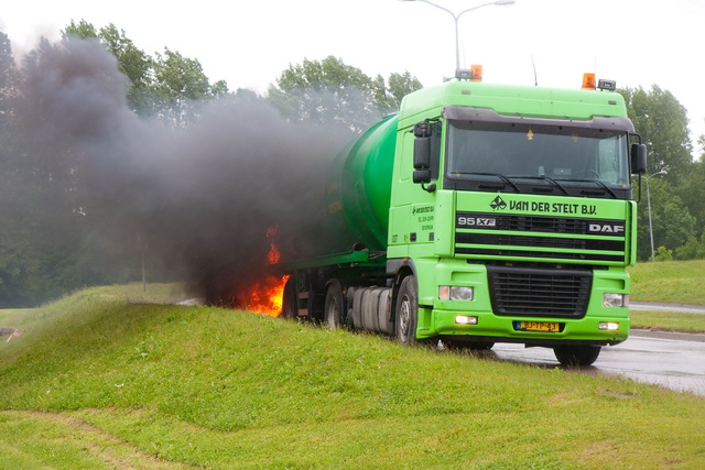 2009/117/2009-05-26 Vrachtwagenbrand Amsterdamsebaan Lijnden 02.jpg